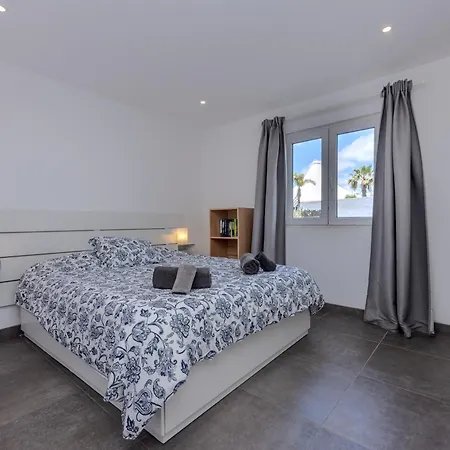 Sea Breeze Two Bedroom شقة